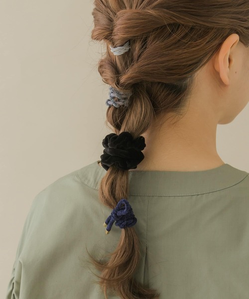 SMELLY(スメリー)の「ベロアゴムセット(ヘアゴム・レディース・ブラック系その他/ベージュ系その他・-)」の2枚目の写真