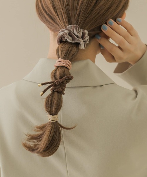 SMELLY(スメリー)の「ベロアゴムセット(ヘアゴム・レディース・ブラック系その他/ベージュ系その他・-)」の3枚目の写真