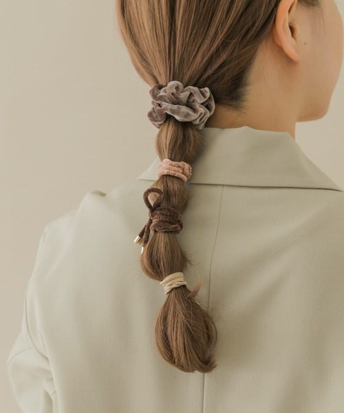 SMELLY(スメリー)の「ベロアゴムセット(ヘアゴム・レディース・ブラック系その他/ベージュ系その他・-)」の4枚目の写真