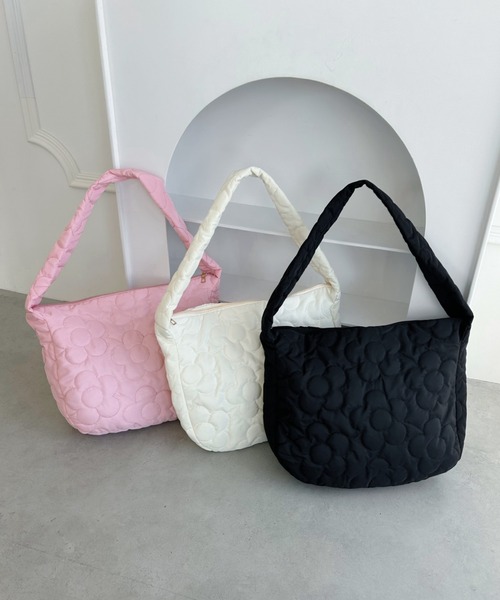 Loueme(ルエム)の「フラワーキルティングショルダーバッグ(ショルダーバッグ・レディース・ピンク/アイボリー/ブラック・FREE)」の4枚目の写真