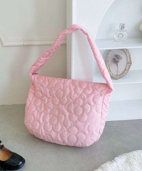 Loueme(ルエム)の「フラワーキルティングショルダーバッグ(ショルダーバッグ・レディース・ピンク/アイボリー/ブラック・FREE)」の6枚目の写真