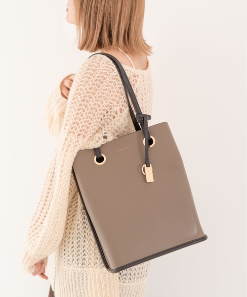 MERCURYDUO（マーキュリーデュオ）の「【MERCURYDUO/マーキュリーデュオ 】 メタル アイレット 縦長トートバッグ（トートバッグ・レディース・オリーブ/ブラック/ベージュ/キャメル/グレイッシュブルー/スモークピンク/オフホワイト/グレイッシュベージュ/アイボリー/ゴールド/ブロンズ/シルバー・FREE）」の5枚目の写真