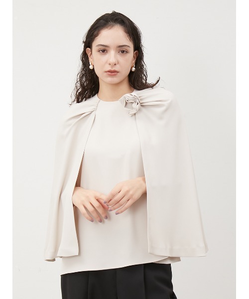 Mila Owen（ミラオーウェン）の「コサージュブラウステーパードパンツ