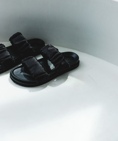 RODE SKO（ロデスコ）の「ギャザースライドサンダル（サンダル・レディース・ブラック/ライトグレー・36/37/38）」の4枚目の写真