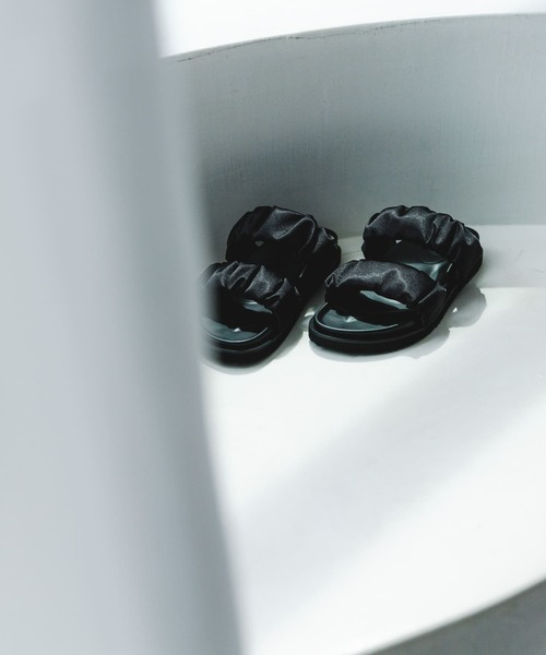 RODE SKO（ロデスコ）の「ギャザースライドサンダル（サンダル・レディース・ブラック/ライトグレー・36/37/38）」の5枚目の写真