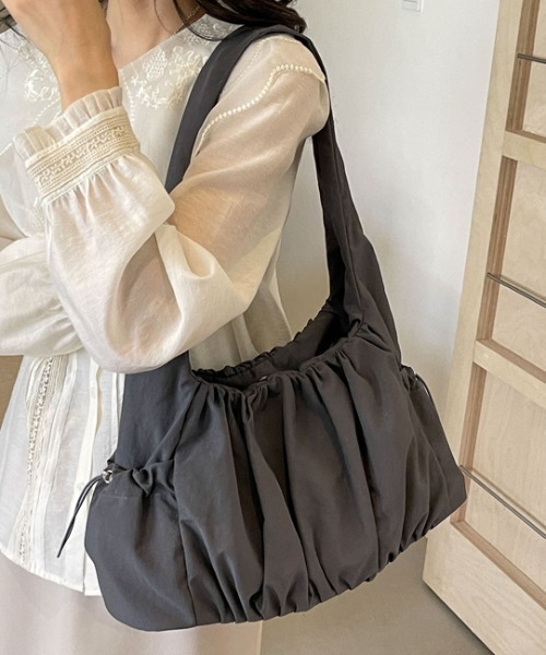 mebole(メボレ)の「シンプルプリーツデザインバッグ(ショルダーバッグ・レディース・ブルー/クリーム/グレー/ブラック・フリー)」の9枚目の写真