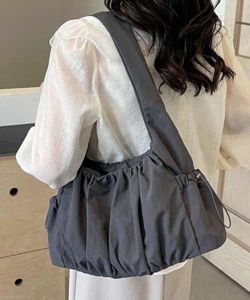 mebole(メボレ)の「シンプルプリーツデザインバッグ(ショルダーバッグ・レディース・ブルー/クリーム/グレー/ブラック・フリー)」の10枚目の写真