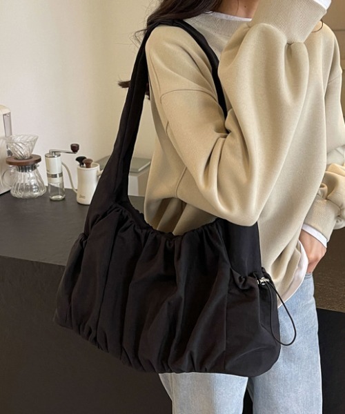 mebole(メボレ)の「シンプルプリーツデザインバッグ(ショルダーバッグ・レディース・ブルー/クリーム/グレー/ブラック・フリー)」の6枚目の写真