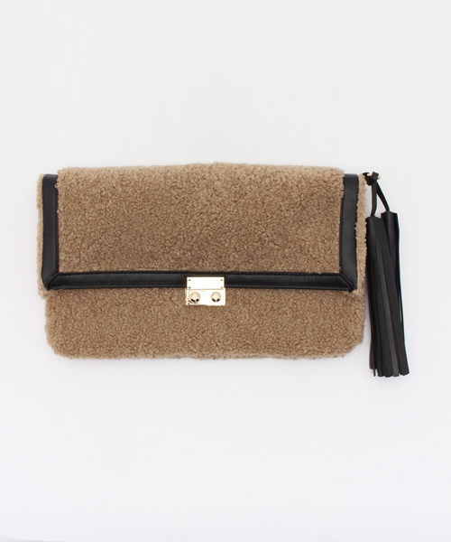 DouDou(ドゥドゥ)の「【DouDou】フリンジ付ファークラッチ DouDou(ドゥドゥ)の「【DouDou】フリンジ付ファークラッチ