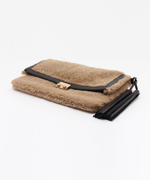 DouDou(ドゥドゥ)の「【DouDou】フリンジ付ファークラッチ DouDou(ドゥドゥ)の「【DouDou】フリンジ付ファークラッチ
