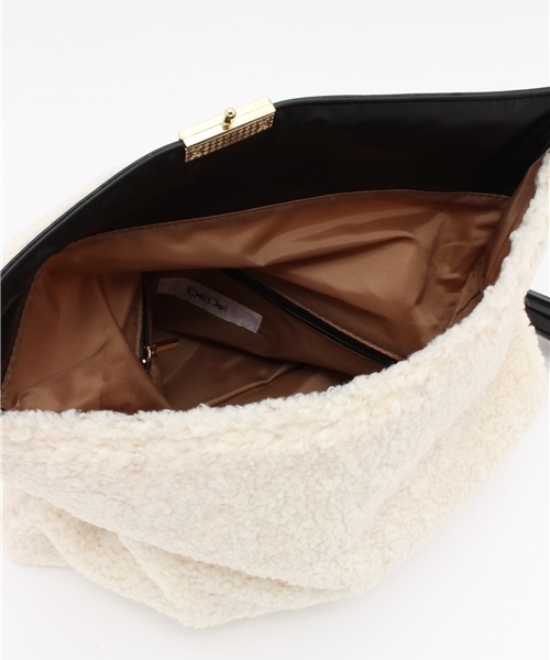 DouDou(ドゥドゥ)の「【DouDou】フリンジ付ファークラッチ DouDou(ドゥドゥ)の「【DouDou】フリンジ付ファークラッチ