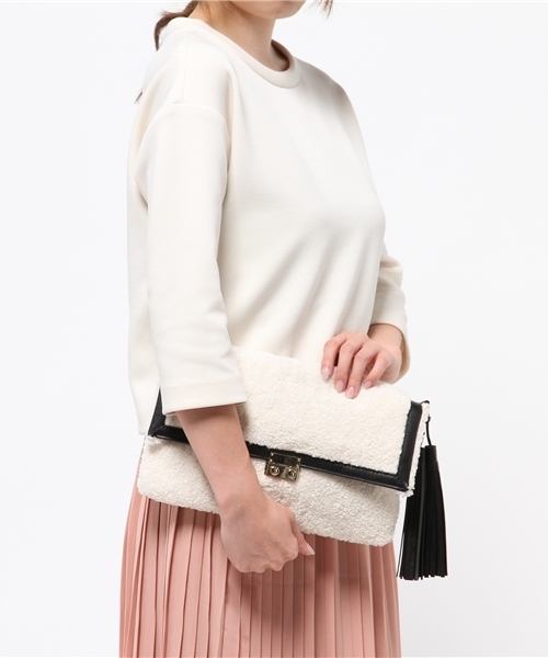 DouDou(ドゥドゥ)の「【DouDou】フリンジ付ファークラッチ DouDou(ドゥドゥ)の「【DouDou】フリンジ付ファークラッチ