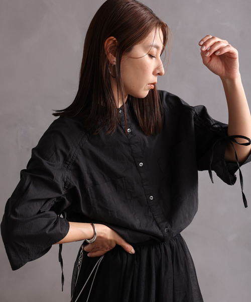 ONE'S TRUE（ワンズトゥルー）の「ギャザーシャツ（シャツ/ブラウス・レディース・ブルー/オフホワイト/ブラック・M）」の5枚目の写真
