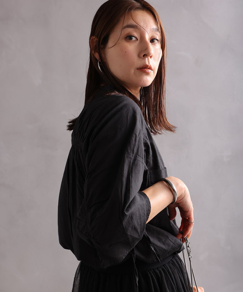 ONE'S TRUE（ワンズトゥルー）の「ギャザーシャツ（シャツ/ブラウス・レディース・ブルー/オフホワイト/ブラック・M）」の6枚目の写真