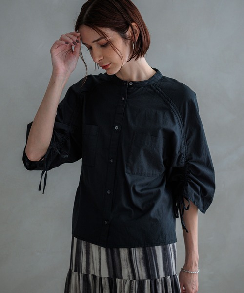 ONE'S TRUE（ワンズトゥルー）の「ギャザーシャツ（シャツ/ブラウス・レディース・ブルー/オフホワイト/ブラック・M）」の2枚目の写真