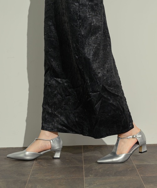 NEUNA(ヌナ)の「センターシームフェイクレザーローヒール(パンプス・レディース・シルバー/ブラック・L/M/S)」の19枚目の写真