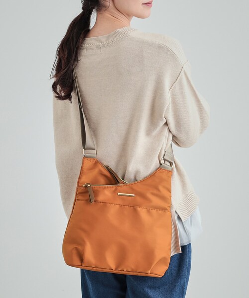 SHOO・LA・RUE（シューラルー）の「◆プレゼントにも バー金具 ポケットショルダーバッグ（ショルダーバッグ・レディース・ブラック/オレンジ/ナチュラル・00）」の4枚目の写真