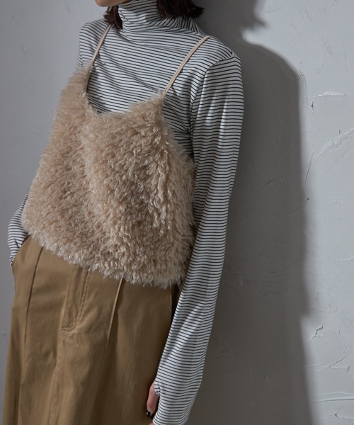 each（イーチ）の「もこもこボアキャミビスチェ（ベスト・レディース・ブラック/アイボリー/グレー・FREE）」の2枚目の写真