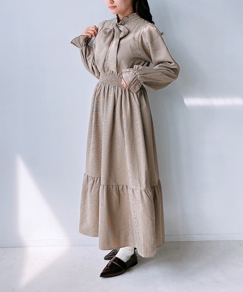 AS KNOW AS plus(アズノゥアズプラス)の「◇前後着用可能 ボウタイ付きキラキラボタンワンピ―ス(ワンピース・レディース・ブラック系/アイボリー系/ブラウン系・FREE)」の15枚目の写真