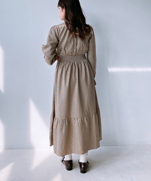 AS KNOW AS plus(アズノゥアズプラス)の「◇前後着用可能 ボウタイ付きキラキラボタンワンピ―ス(ワンピース・レディース・ブラック系/アイボリー系/ブラウン系・FREE)」の16枚目の写真