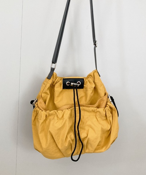 EARTH MADE(アースメイド)の「DRAWSTRING SHOULDER(ショルダーバッグ・レディース・マスタード・FREE)」の2枚目の写真