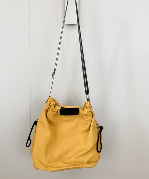 EARTH MADE(アースメイド)の「DRAWSTRING SHOULDER(ショルダーバッグ・レディース・マスタード・FREE)」の3枚目の写真