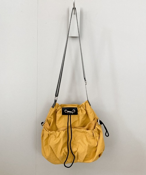 EARTH MADE(アースメイド)の「DRAWSTRING SHOULDER(ショルダーバッグ・レディース・マスタード・FREE)」の4枚目の写真