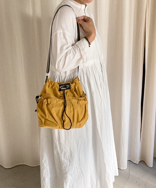 EARTH MADE(アースメイド)の「DRAWSTRING SHOULDER(ショルダーバッグ・レディース・マスタード・FREE)」の6枚目の写真