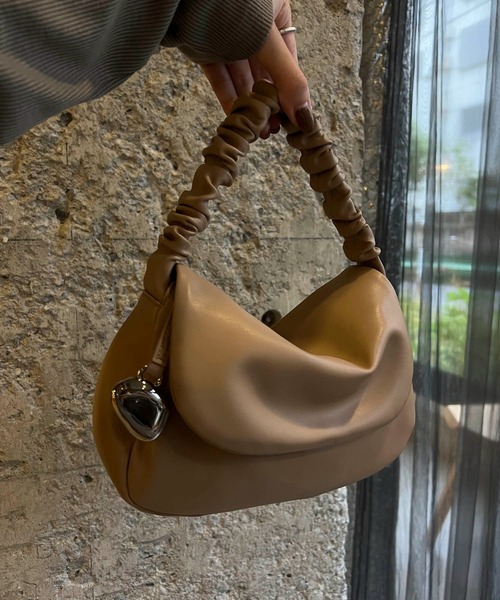 EFOLE(エフォル)の「【インフルエンサーayu × EFOLE】ギャザーハンドル ストーンチャーム ハンドバッグ(ハンドバッグ・レディース・ベージュ/ブラック・FREE)」の22枚目の写真