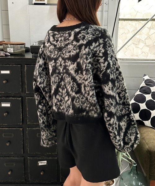 apres jour mignon(アプレジュールミニョン)の「ダマスク柄ニット【ZOZOTOWN限定アイテム】(ニット/セーター・レディース・アイボリー/ブラック/パープル・X-LARGE/フリー)」の5枚目の写真