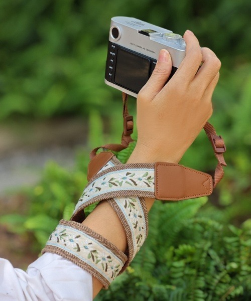 Fun & Daily（ファンアンドデイリー）の「F&D : ジャガードデザインカメラストラップ（カメラ/カメラグッズ・レディース・ブラック/ブラウン・FREE）」の2枚目の写真