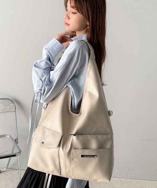 mily bilet(ミウィビレット)の「【mily bilet】大容量&収納力が魅力!ロゴプレート使い2WAYショルダーバッグ(大容量)(ショルダーバッグ・レディース・ブラック/ベージュ・ONE SIZE)」の2枚目の写真