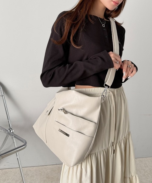mily bilet(ミウィビレット)の「【mily bilet】大容量&収納力が魅力!ロゴプレート使い2WAYショルダーバッグ(大容量)(ショルダーバッグ・レディース・ブラック/ベージュ・ONE SIZE)」の8枚目の写真