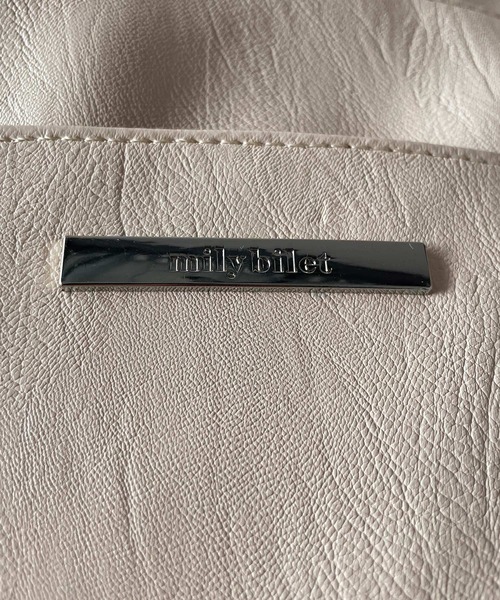 mily bilet(ミウィビレット)の「【mily bilet】大容量&収納力が魅力!ロゴプレート使い2WAYショルダーバッグ(大容量)(ショルダーバッグ・レディース・ブラック/ベージュ・ONE SIZE)」の15枚目の写真