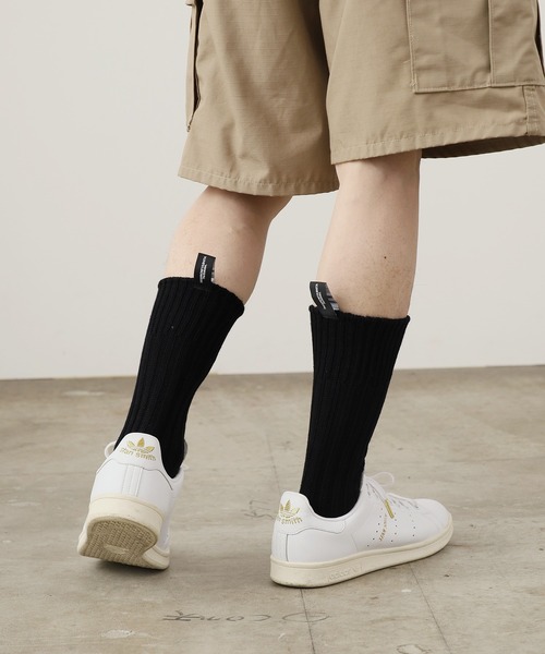 TAKAHIROMIYASHITATheSoloIst.（タカヒロミヤシタザソロイスト）の「TAKAHIROMIYASHITATheSoloIst./タカヒロミヤシタザソロイスト.×decka Quality socks/デカクオリティソックス heavyweight ribbed mid socks. 靴下（ソックス/靴下・メンズ・ブラック/ホワイト・25-28）」の2枚目の写真