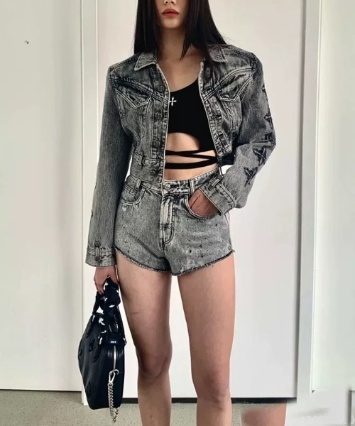 ViViDAY（ビビデー）の「【上下2点セット】デザイン十字架デニムジャケット＋デザイン十字架ショート丈デニムパンツ（セットアップ・レディース・グレー・M）」の7枚目の写真