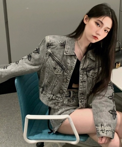 ViViDAY（ビビデー）の「【上下2点セット】デザイン十字架デニムジャケット＋デザイン十字架ショート丈デニムパンツ（セットアップ・レディース・グレー・M）」の12枚目の写真