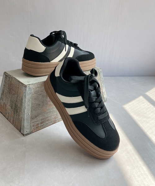 Noubel Voug Relax（ヌーベルヴォーグリラックス）の「異素材コンビ ダブルライン プラットフォームスニーカー（スニーカー・レディース・ブラック/ホワイト×シルバー・S/3L/LL/L/M）」の2枚目の写真