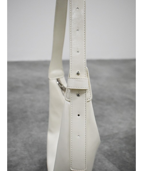 Reurie'(レウリィ)の「ラウンドハーフムーンバッグ/round halfmoon bag ショルダーバッグ ホーボー シンプル カジュアル 韓国 Y2K(ショルダーバッグ・レディース・アイボリー/ブラック・FREE)」の7枚目の写真