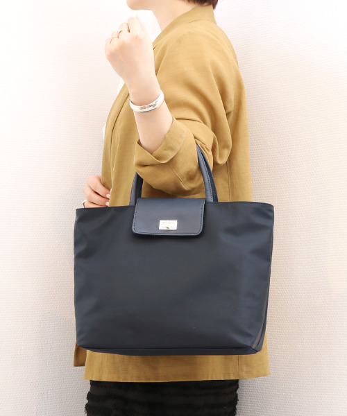 perche(ペルケ)の「VERYコラボ ペルケ perche / 牛革フラップナイロントートバッグ(トートバッグ・レディース・ネイビー/ブラック/ベージュ・FREE)」の3枚目の写真