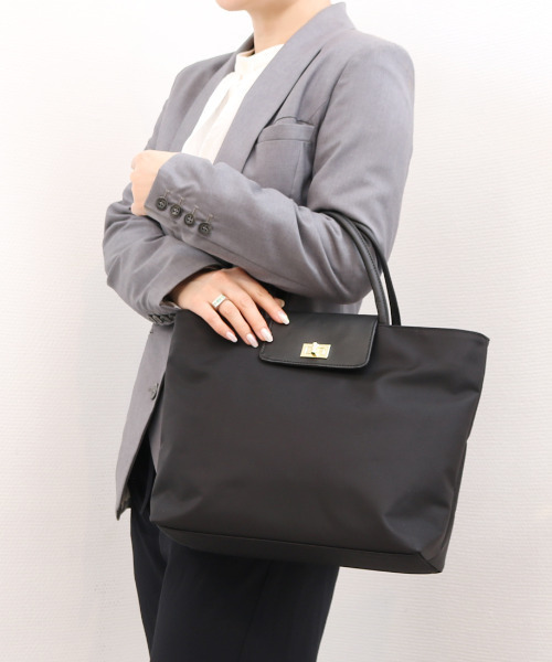 perche(ペルケ)の「VERYコラボ ペルケ perche / 牛革フラップナイロントートバッグ(トートバッグ・レディース・ネイビー/ブラック/ベージュ・FREE)」の1枚目の写真