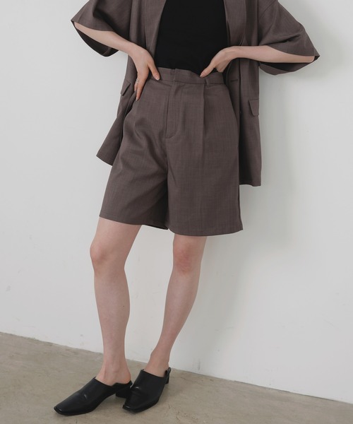 LIAN(リアン)の「タックハーフパンツ(その他パンツ・レディース・アイボリー/ブラック/チャコールグレー/ブラウン/ベージュ・FREE)」の4枚目の写真