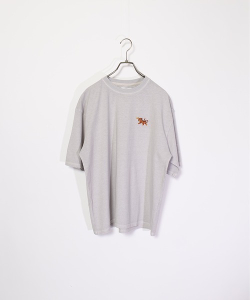 ATELANE(アテレーン)の「ATELANE/OE天竺ピグメント ワンポイント刺繍TEE(Tシャツ/カットソー・メンズ・レッド/グレー/ブラック系その他/ブラック/ホワイト系その他/アイボリー・LARGE/MEDIUM/X-LARGE)」の5枚目の写真