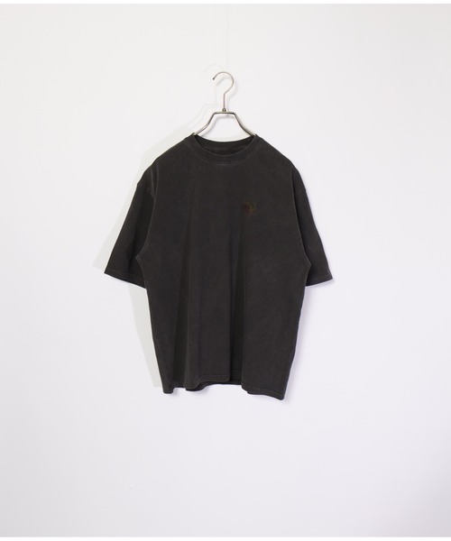 ATELANE(アテレーン)の「ATELANE/OE天竺ピグメント ワンポイント刺繍TEE(Tシャツ/カットソー・メンズ・レッド/グレー/ブラック系その他/ブラック/ホワイト系その他/アイボリー・LARGE/MEDIUM/X-LARGE)」の1枚目の写真