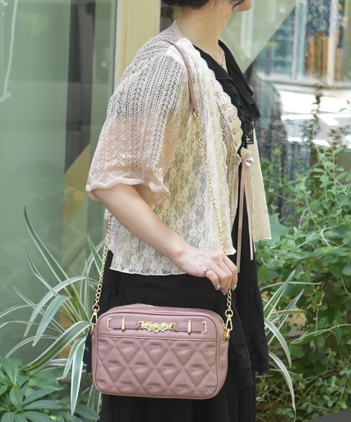 axes femme（アクシーズファム）の「薔薇金具使いキルトショルダー（ショルダーバッグ・レディース・ピンク/グレイッシュベージュ/ブラック・FREE）」の2枚目の写真