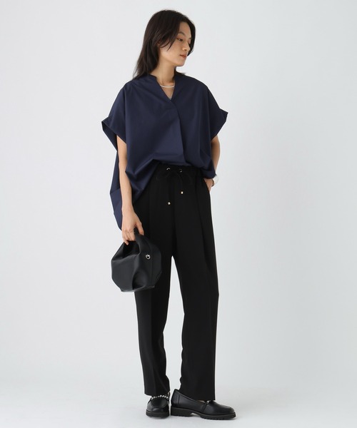 Elura（エルーラ）の「ハリ感Vブラウス / 582336（シャツ/ブラウス・レディース・ホワイト/ブラック/ネイビー・FREE）」の12枚目の写真