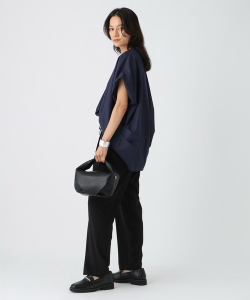 Elura（エルーラ）の「ハリ感Vブラウス / 582336（シャツ/ブラウス・レディース・ホワイト/ブラック/ネイビー・FREE）」の13枚目の写真