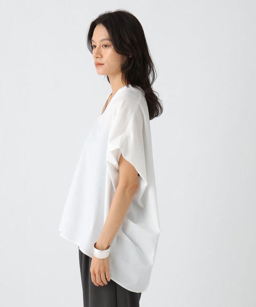 Elura（エルーラ）の「ハリ感Vブラウス / 582336（シャツ/ブラウス・レディース・ホワイト/ブラック/ネイビー・FREE）」の16枚目の写真