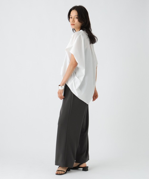 Elura（エルーラ）の「ハリ感Vブラウス / 582336（シャツ/ブラウス・レディース・ホワイト/ブラック/ネイビー・FREE）」の9枚目の写真