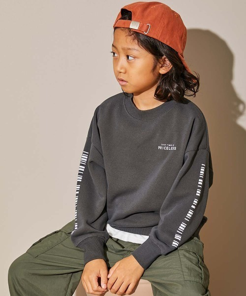 devirock（デビロック）の「デビラボ BIGシルエット プリント トレーナー（スウェット・キッズ・ピンク系1/ブルー系1/ブラック系3/ベージュ系2/グレー系1/ブラック系1/パープル系1/グリーン系1/ベージュ系1/ブラック系2/ブラック系4/レッド系1/グレー系2/グレー系3・90cm/100cm/110cm/120cm/130cm/140cm/150cm/160cm）」の2枚目の写真